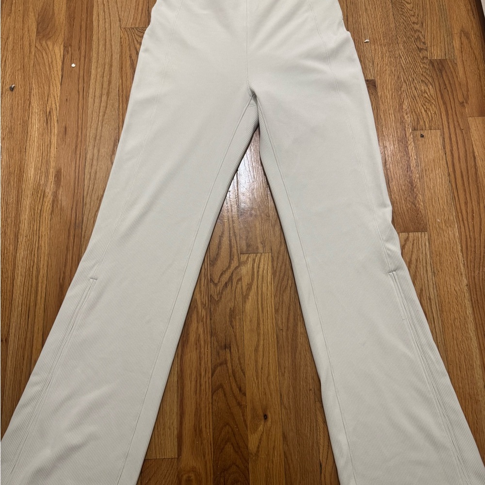 Ribbed Softstreme Flared Pant
Regular with zipper on the bottom